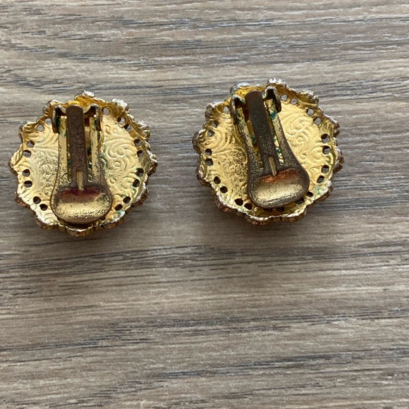 VINTAGE PEARL ROUND GOLD SEASHELL EDGE CLIP ON EARRINGS - Picture 4 of 10